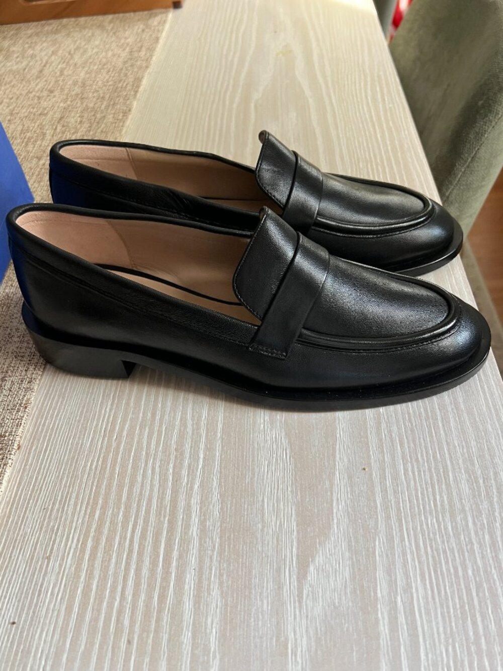 Stuart Weitzman Palmer Sleek Loafer Black Nappa Leather Size 6.5B New in Box - Picture 3 of 11